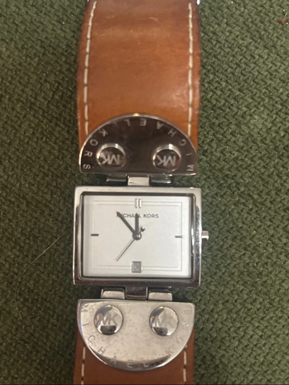 Michael Kors needs battery